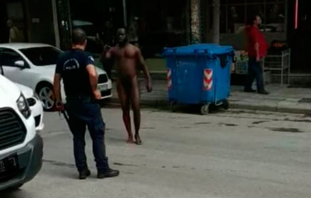 Γύριζε γυμνός στο κέντρο της Λάρισας - Δείτε εικόνες και ΒΙΝΤΕΟ