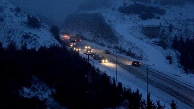 Φθιώτιδα: Έντονη χιονόπτωση και εγκλωβισμένα οχήματα προς Δομοκό
