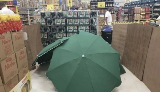Βραζιλία: Πέθανε μέσα σε Carrefour, τον κάλυψαν με ομπρέλες και το κατάστημα παρέμεινε ανοιχτό