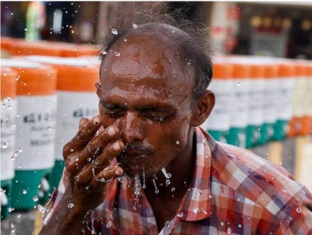 Ινδία: Ακραίος καύσωνας προκάλεσε τον θάνατο ενός άνδρα – Στους 52 βαθμούς η θερμοκρασία στο Νέο Δελχί