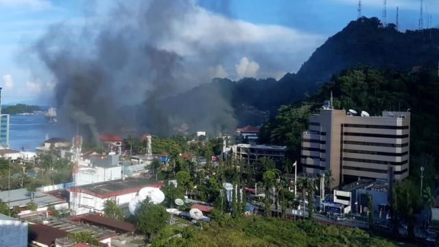 Ινδονησία: Ταραχές στην Παπούα με τους διαδηλωτές να καίνε κτίρια
