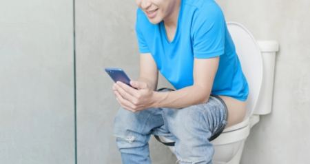 Γιατρός προειδοποιεί για τη συνήθεια που έχουμε όλοι στην τουαλέτα: «Μην χρησιμοποιείς το κινητό σου, υπάρχουν κίνδυνοι» (ΒΙΝΤΕΟ)