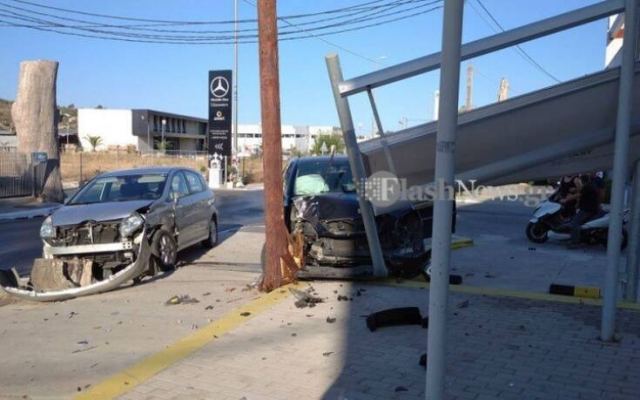 Σφοδρή σύγκρουση αυτοκινήτων - Το ένα αμάξι σταμάτησε πάνω σε κολόνα