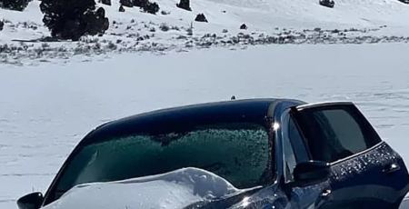 Άνδρας επέζησε θαμμένος στα χιόνια επί μία εβδομάδα στο αμάξι του, τρώγοντας χιόνι και κρουασάν