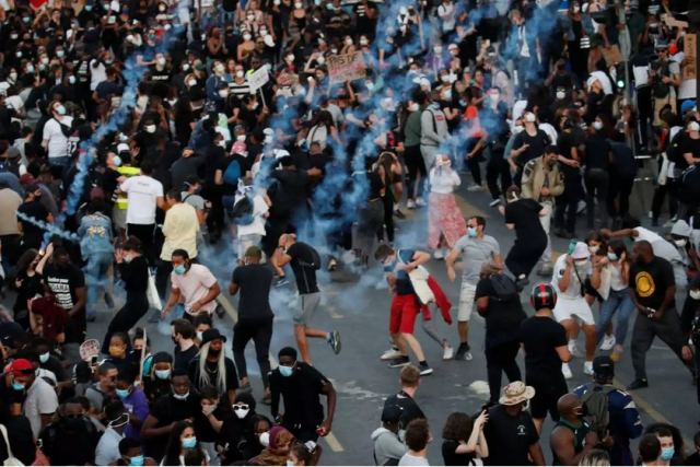 Συγκρούσεις και στο Παρίσι! Οδοφράγματα και δακρυγόνα σε αντιρατσιστική διαδήλωση