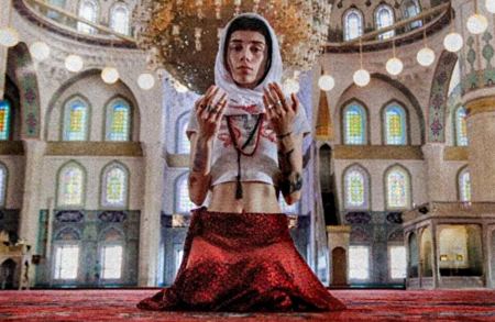 Τουρκία: Σάλος για το μοντέλο που φωτογραφήθηκε με την κοιλιά έξω στο μεγαλύτερο τζαμί της Άγκυρας