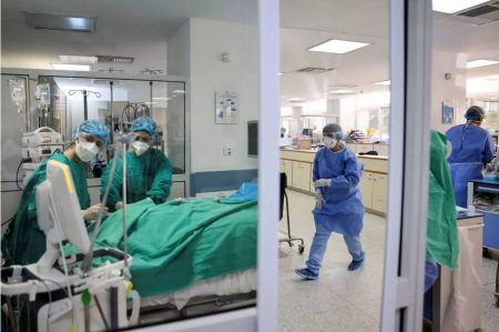 Έκτακτο σχέδιο στα νοσοκομεία μετά την ραγδαία αύξηση εισαγωγών Covid - Στους 2.300 οι ασθενείς