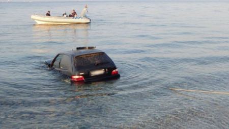 Το άφησε το αμάξι δίπλα στη θάλασσα και το βρήκε μέσα στο νερό