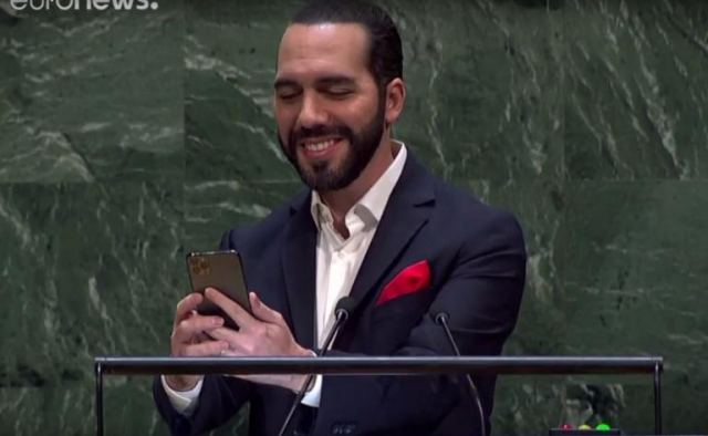 Ο πρόεδρος του Ελ Σαλβαδόρ έβγαλε selfie στο βήμα του ΟΗΕ