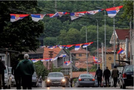 Με το «δάχτυλο στην σκανδάλη» ο σέρβικος στρατός στα σύνορα με το Κόσοβο - Τι αποφάσισε το έκτακτο συμβούλιο ασφάλειας
