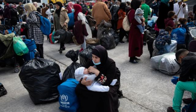 Guardian: Χιλιάδες μετανάστες στην Ελλάδα κινδυνεύουν να μείνουν άστεγοι - Σταματά απότομα η ευρωπαϊκή βοήθεια