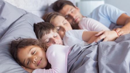 Μητέρα που κοιμάται στο ίδιο κρεβάτι με τα παιδιά της, 10 και 12 ετών, απαντά σε όσους το βρίσκουν… περίεργο