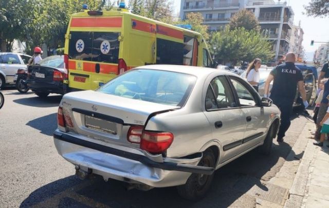Καραμπόλα τεσσάρων αυτοκινήτων με δύο παιδιά τραυματισμένα