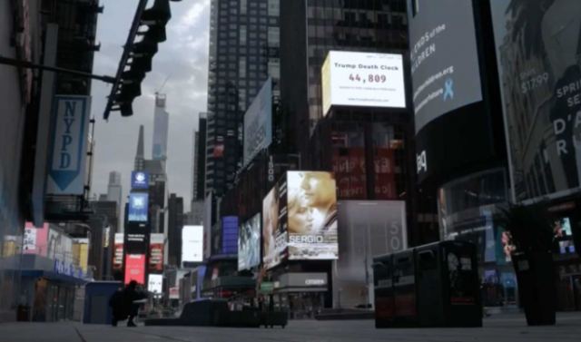 Στην εμβληματική Times Square το «ρολόι των θανάτων εξαιτίας του Τραμπ» (video)