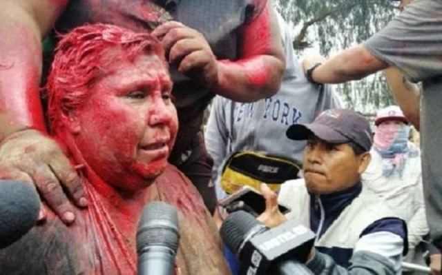 Κούρεψαν με τη βία και έβαψαν κόκκινη δήμαρχο στη Βολιβία