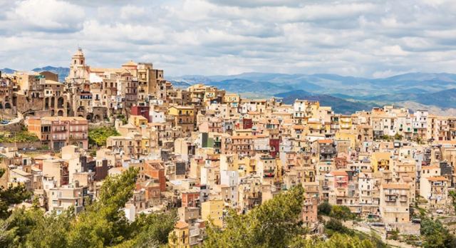 Η κωμόπολη της Ιταλίας που μοιάζει… με άνθρωπο