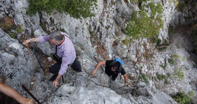 Οι Αινιάνες Υπάτης για την ανάβαση του Δημάρχου στην Σπηλιά της Αρσαλής!