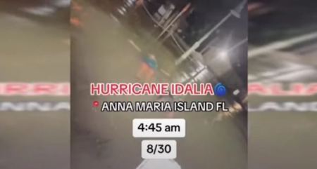 Κάτοικος της Φλόριντα κολυμπά σε πλημμυρισμένο δρόμο από τον τυφώνα