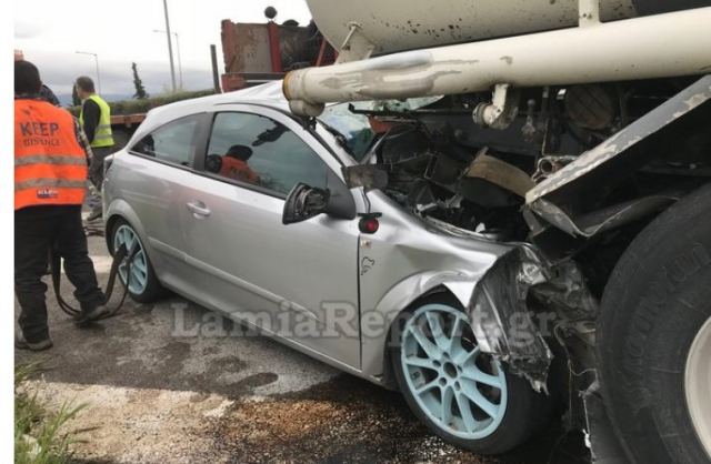 Φθιώτιδα: Αυτοκίνητο «καρφώθηκε» σε βυτιοφόρο - Δείτε εικόνες