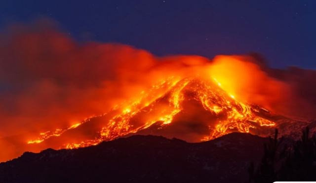 Εντυπωσιακές εικόνες: Η Αίτνα εκτοξεύει λάβα και στάχτη - Τέταρτη έκρηξη του ηφαιστείου σε λίγες ημέρες
