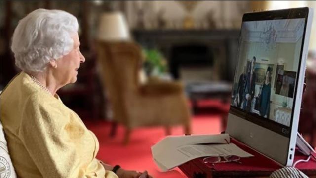 Βασίλισσα Ελισάβετ: Επέστρεψε στα καθήκοντά της - Χαμογελαστή στην πρώτη επίσημη εμφάνιση μέσω τηλεδιάσκεψης