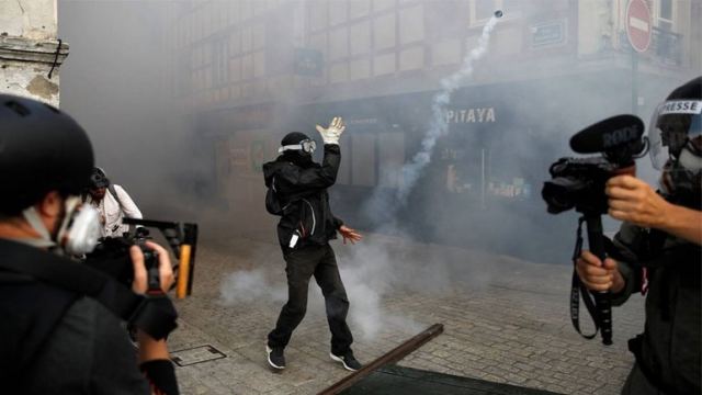 Χρήση δακρυγόνων από την αστυνομία κατά διαδηλωτών στο κέντρο του Παρισιού