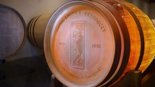 Ένα κρυστάλλινο βαρέλι γεμάτο με κρασί Sauternes