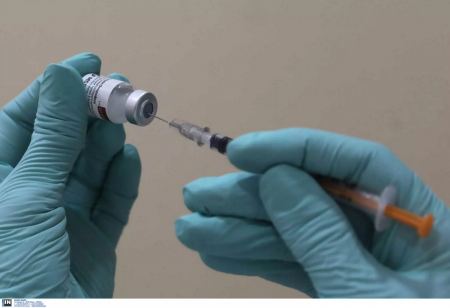 Φαρμακοποιοί: Αντιδράσεις για τον αντιγριπικό εμβολιασμό και τη νέα εγκύκλιο Αγαπηδάκη