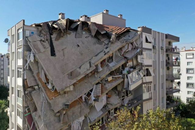 Σμύρνη: 113 οι νεκροί από τον φονικό σεισμό