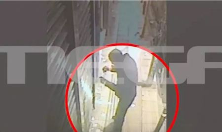 Βίντεο – ντοκουμέντα με τους τρομοκράτες να βάζουν τη βόμβα στα Πετράλωνα – Έδιωξαν περαστικούς λίγο πριν την έκρηξη