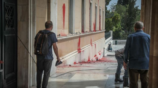 Κακουργηματική δίωξη για την επίθεση του Ρουβίκωνα στη Βουλή