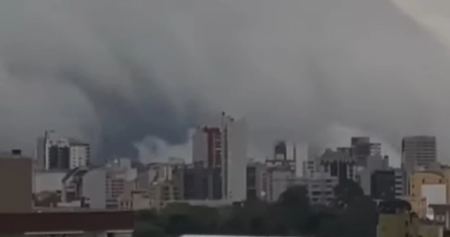Η στιγμή που τεράστιο σύννεφο «καταπίνει» τον ουρανό της Βραζιλίας: Εντυπωσιακό θέαμα από σπάνιο φαινόμενο
