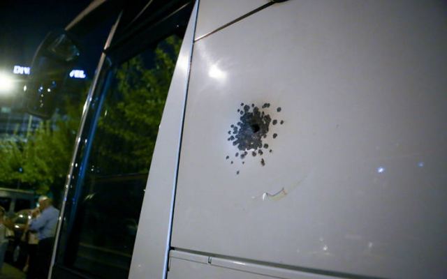 Πυροβολισμοί σε λεωφορείο στο Κάραβελ: «Στάθηκε ατάραχος και άρχισε να πυροβολεί»
