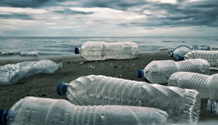 Συναγερμός για τα πλαστικά στους ωκεανούς: Μπορεί να τριπλασιαστούν έως το 2040