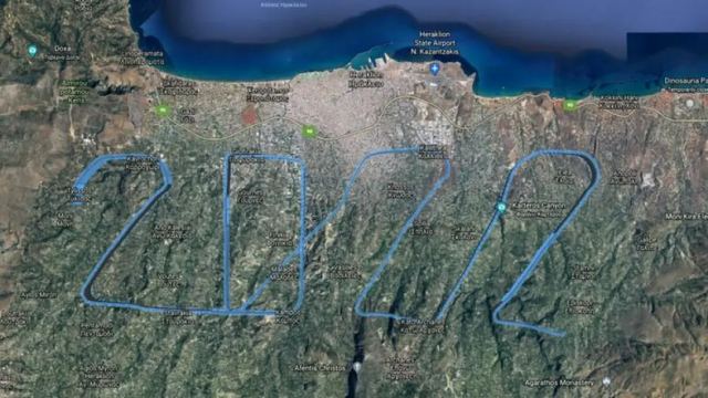 Πιλότοι «ζωγράφισαν» ένα τεράστιο 2022 πάνω από την Κρήτη - Δείτε βίντεο