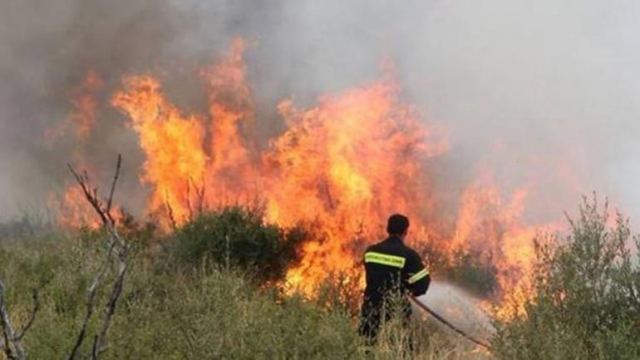 Ηράκλειο: Πυρκαγιά σε εξέλιξη μετά τον κόμβο Αρκαλοχωρίου κοντά στο Καραβάδο