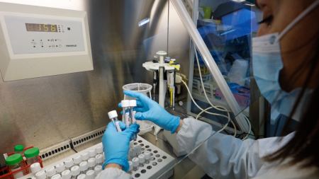 SARS-CoV-2: Επιστήμονες βρήκαν κορωνοϊό που είναι ανθεκτικός στα εμβόλια - Τι τους προβληματίζει