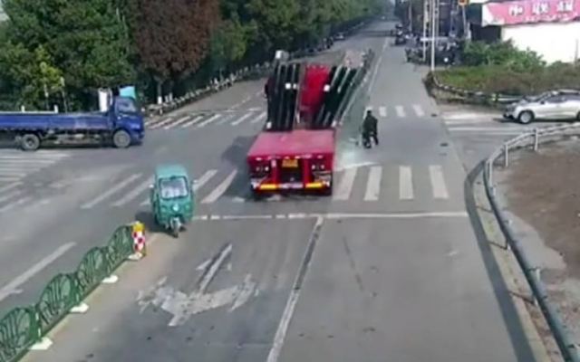 Τρομακτικό ατύχημα στην Κίνα: Γυάλινα πάνελ «έθαψαν» οδηγό σκούτερ