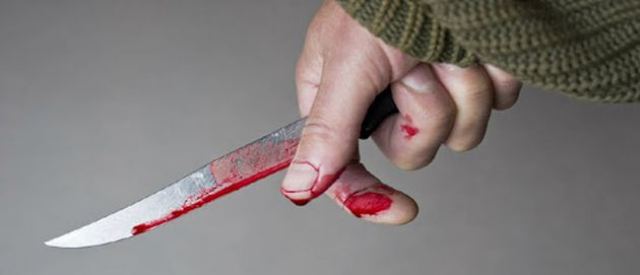 Σοκ: Μαχαίρωσε τη μάνα του - Τη βρήκαν με το μαχαίρι καρφωμένο στην πλάτη