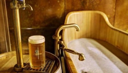 Πιες όση μπίρα αντέχεις: Στα beer spa της Πράγας κάνεις βουτιά μέσα σε δεκάδες λίτρα μπίρας