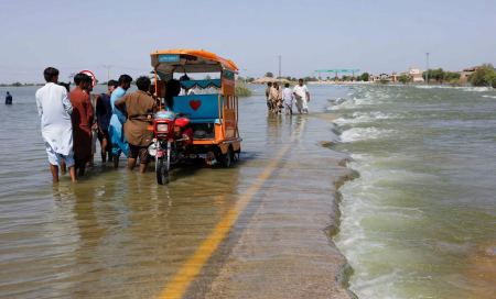 Πακιστάν: «Θερίζουν» οι ασθένειες μετά τις πλημμύρες με τους 1.700 νεκρούς – Σε κατάρρευση τα νοσοκομεία