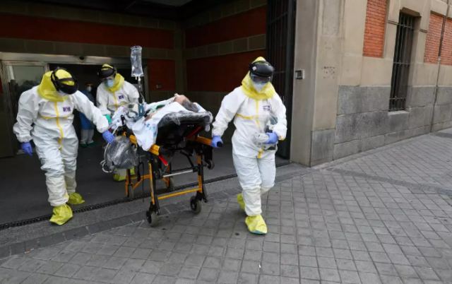 Ξανά πάνω από 300 οι θάνατοι στην Ισπανία σε ένα 24ωρο