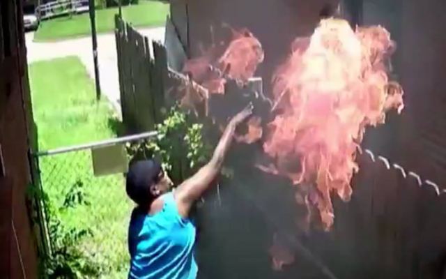 Δείτε το βίντεο με γυναίκα που πυροβολεί και πετά φωτιά στο σπίτι του γείτονα