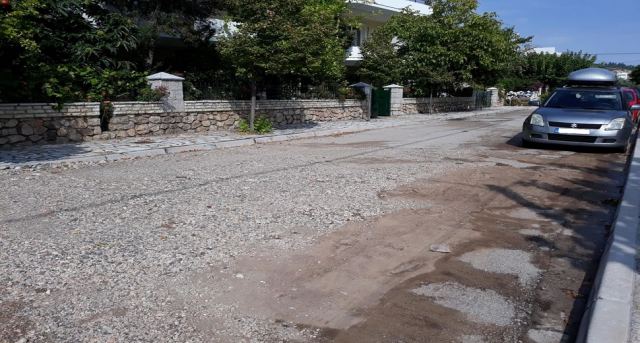 Καλύβια Λαμίας: Αυτούς τους δρόμους ποιος θα τους καθαρίσει; (ΦΩΤΟ)