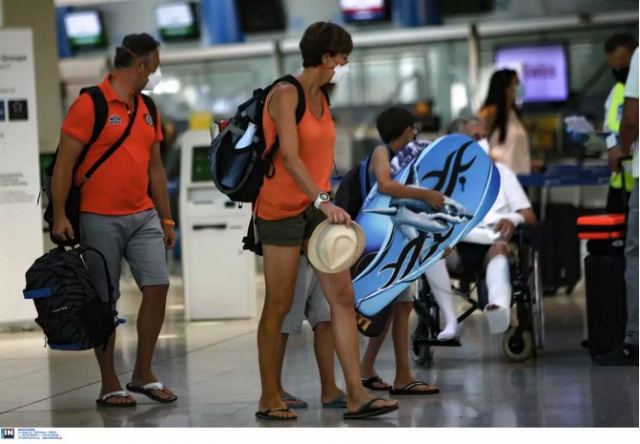 «Βράζουν» από οργή χιλιάδες Βρετανοί τουρίστες που αναγκάζονται να φύγουν από 7 ελληνικά νησιά