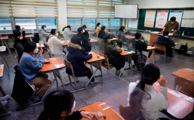 Κορωνοϊός: Ημέρα εξετάσεων για μισό εκατ. μαθητές στη Ν. Κορέα - Γράφουν μέχρι και από νοσοκομειακά κρεβάτια