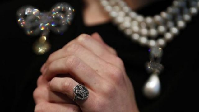 Πωλήθηκαν τα αμύθητης αξίας κοσμήματα της Μαρίας Αντουανέτας