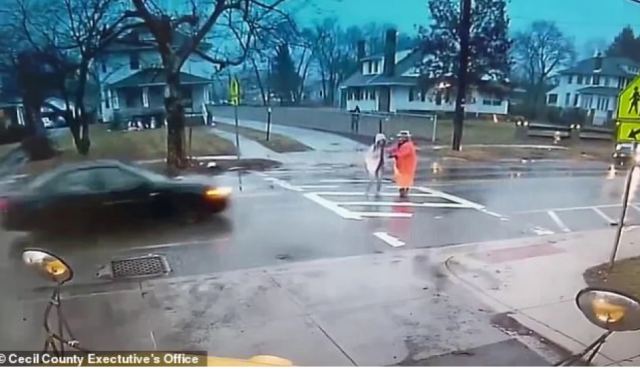 Ηρωίδα αστυνομικός χτυπήθηκε η ίδια από αμάξι για να σώσει ένα μικρό κορίτσι (Βίντεο)