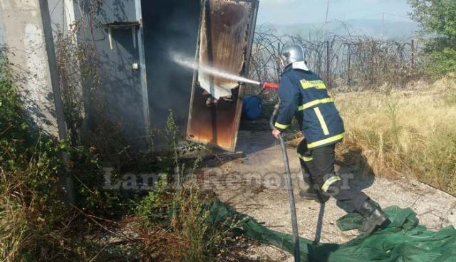 Λαμία: Συναγερμός στην πυροσβεστική για πυρκαγιά σε ακαθάριστο οικόπεδο (ΦΩΤΟ)