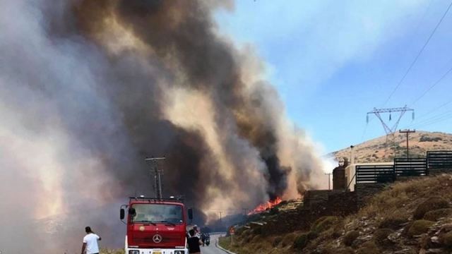 Φωτιά στην Άνδρο: Εκκενώθηκε ο οικισμός Καλαμάκι
